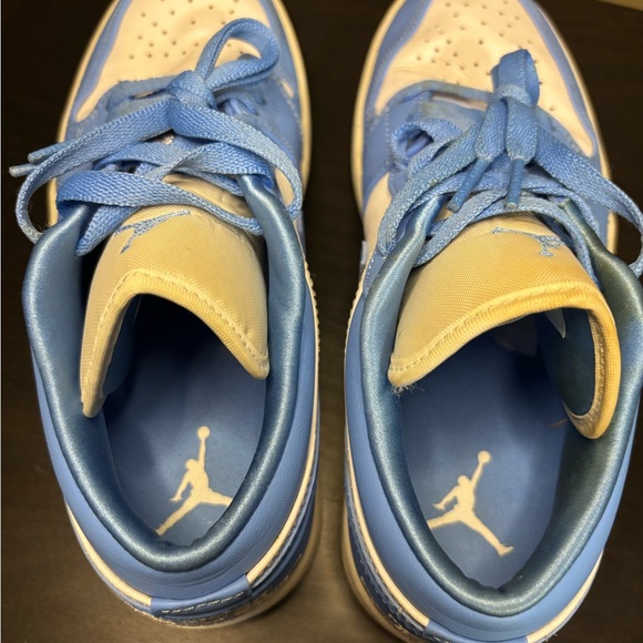 Air Jordan 1 Low UNC Women’s Size 7 / Men 5.5Y (2024) AO9944-441 University Blue - Picture 4 of 8